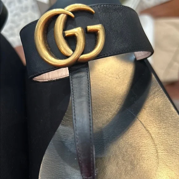AUTHENTIC Gucci Black Thong Sandals with Gold Accent - Picture 7 of 9